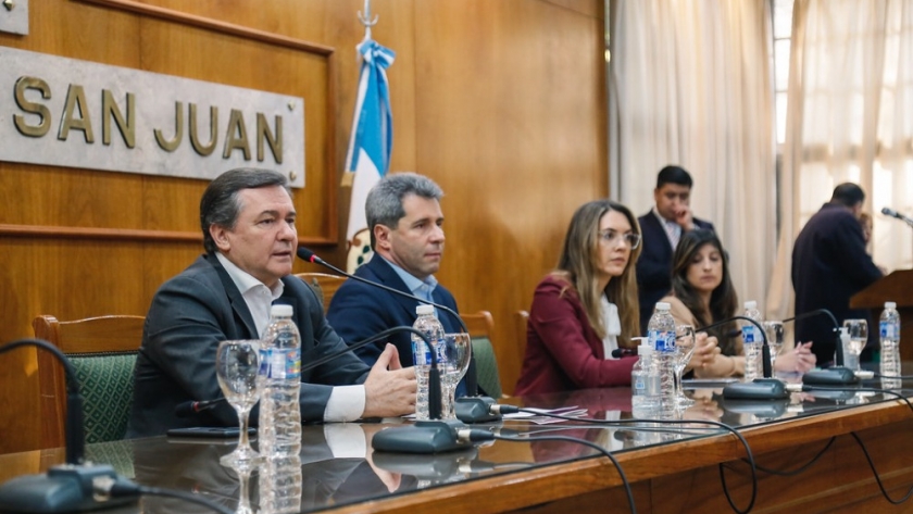 Sergio Uñac entregó constancias de finalización de trámites jubilatorios a nuevos beneficiarios