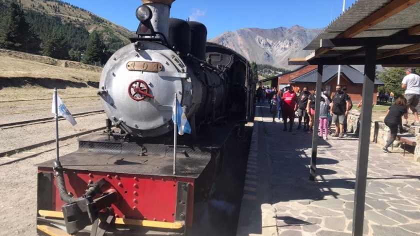 “La Trochita” conmemora un nuevo aniversario de su llegada a Esquel y del primer Gobierno Patrio