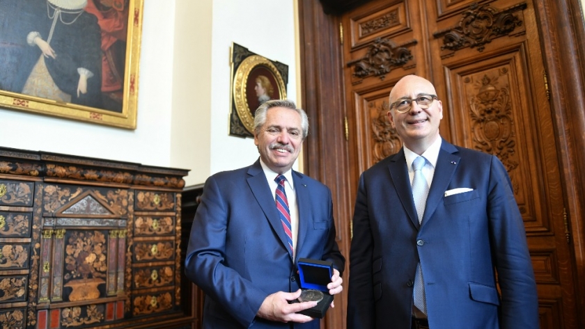 El Presidente visitó la Universidad de La Sorbona, se reunió con el Consejo Académico y recibió una medalla