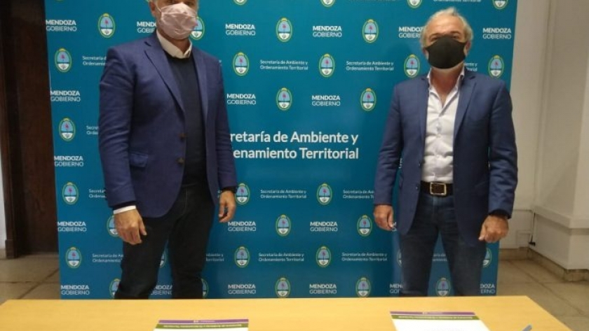 Ambiente firma un convenio con YPF para impulsar la economía circular