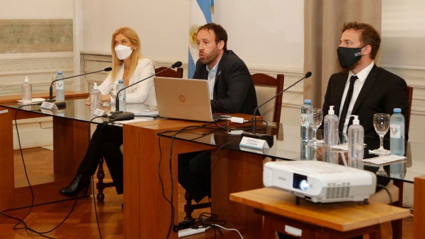 El ministro de Hacienda y Finanzas, Pablo López, presentó el proyecto de Ley de Presupuesto e Impositiva 2021