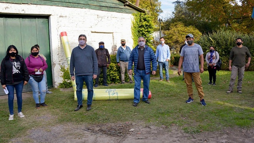 Basterra y Rodríguez entregaron materiales a productores familiares