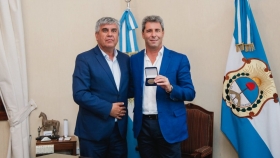 El gobernador Uñac recibió la Medalla Bicentenaria por parte del alcalde de Vicuña, Rafael Vera Castillo