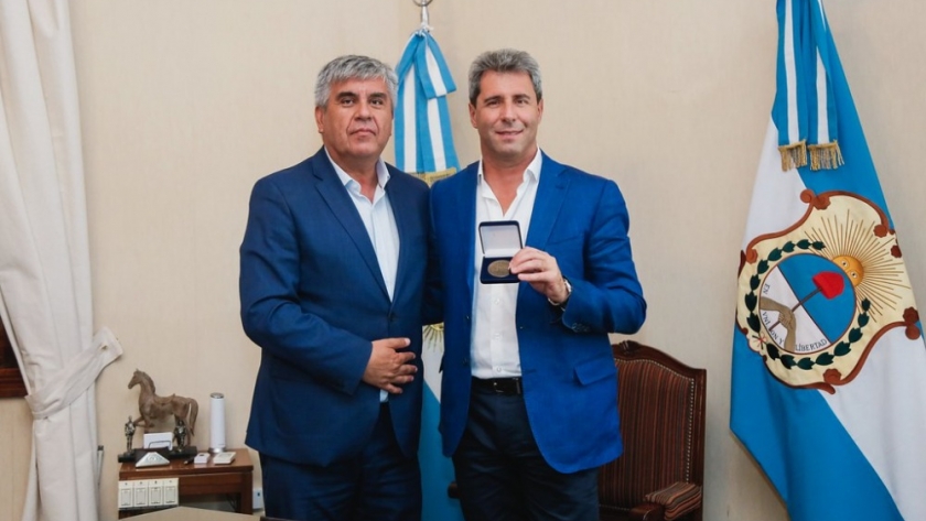 El gobernador Uñac recibió la Medalla Bicentenaria por parte del alcalde de Vicuña, Rafael Vera Castillo