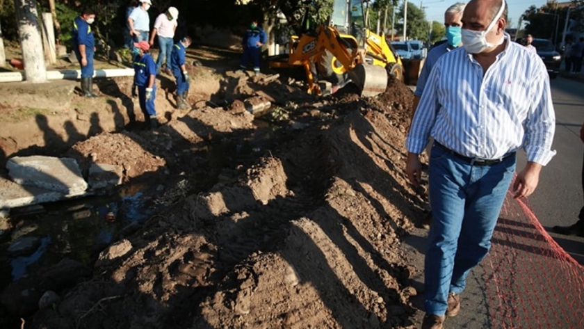 Realizan obras para renovar red cloacal en barrio Centenario