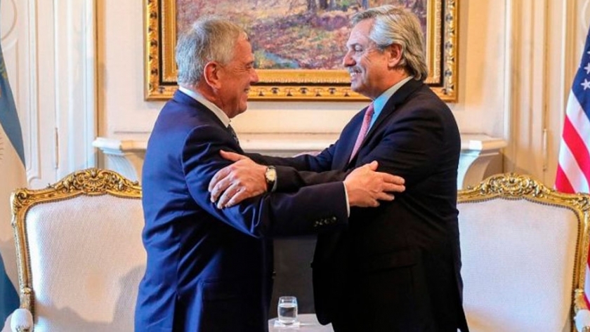 Fernández refuerza el vínculo con EE.UU. y envía una delegación diplomática 
