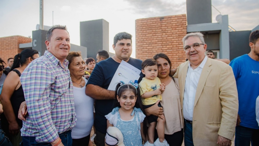 Raúl Jalil inauguró un barrio en Recreo y familias cumplieron el sueño de la casa propia