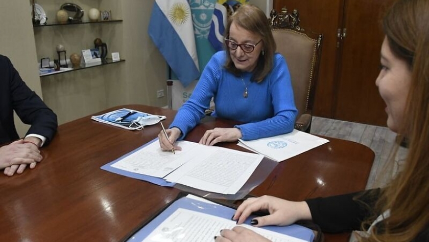 Alicia firmó las escrituras de propiedad de tres estancias de la provincia