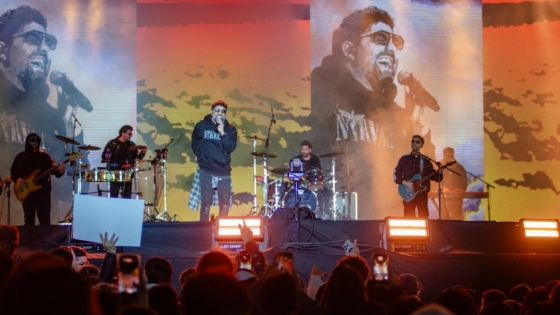 Cruzando el Charco llevó el rock al centro de la Fiesta del Poncho y cerró una jornada marcada por la música local