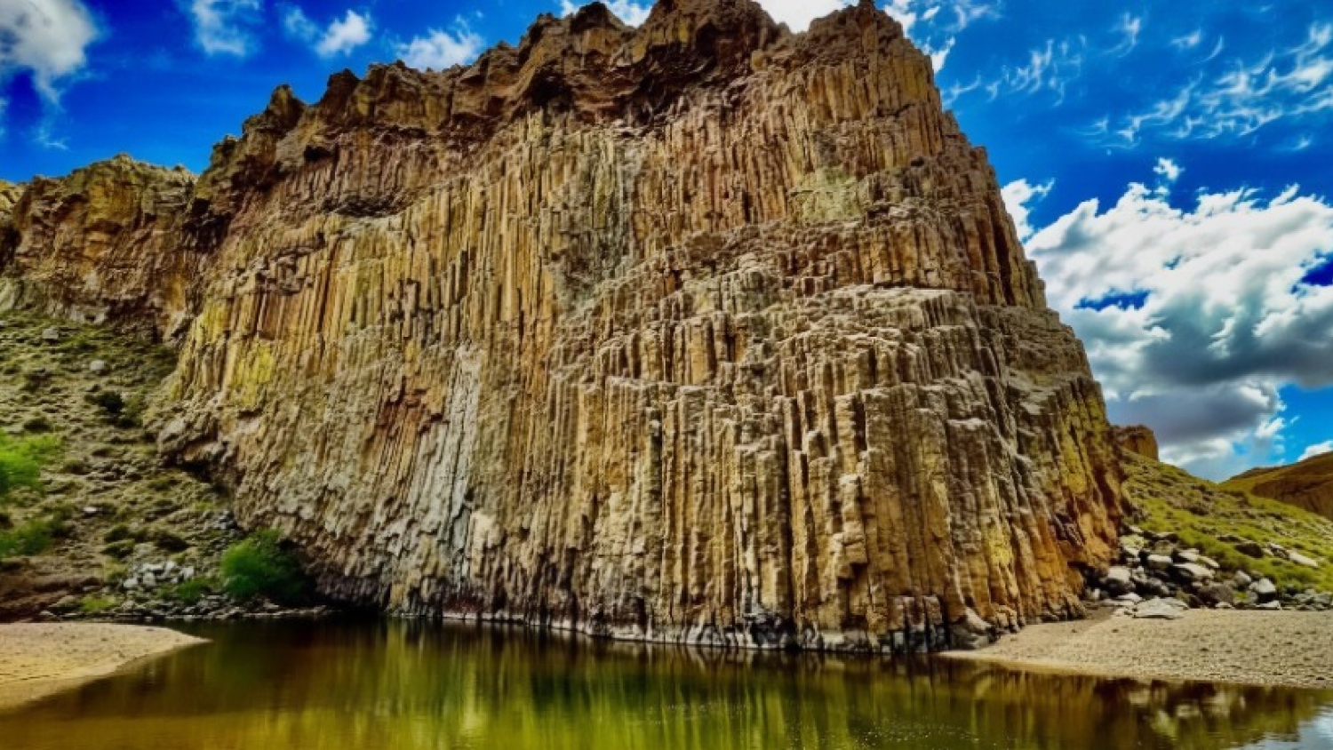 Aguas Calientes, el rincón termal de Neuquén que sorprende por su geología y paisajes únicos