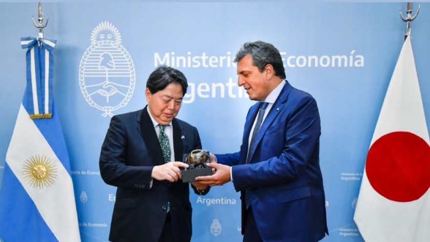 El ministro Massa recibió al canciller Hayashi de Japón
