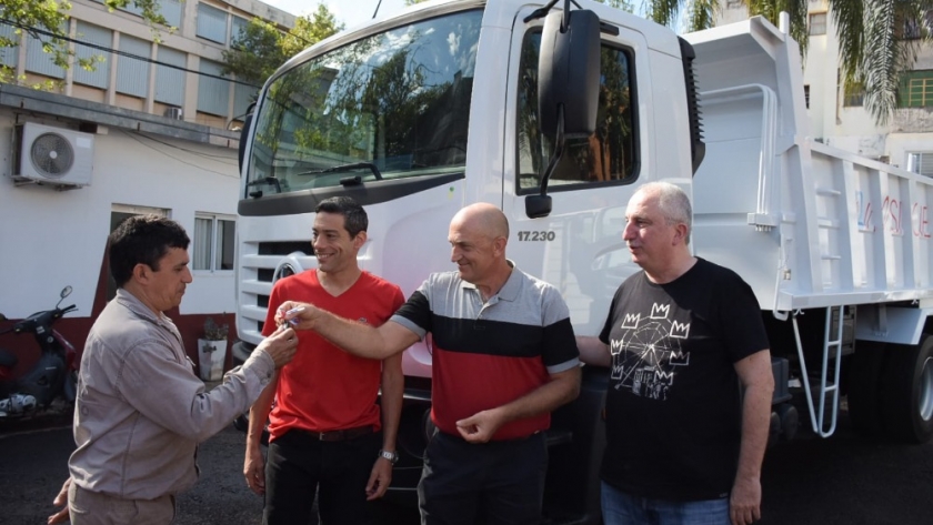 Passalacqua encabezó la entrega de unidades viales a los municipios del soberbio e Hipólito Yrigoyen