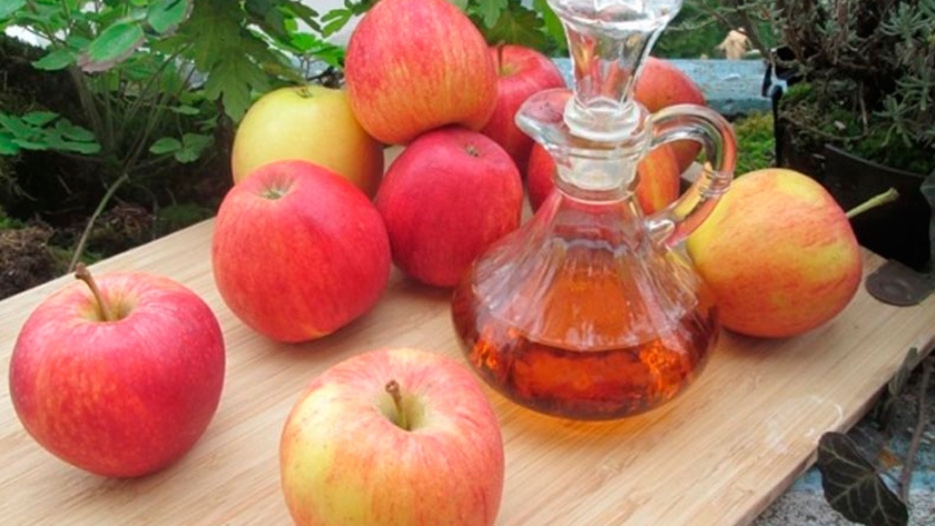 Cómo transformar tus cáscaras de manzana en rico vinagre casero