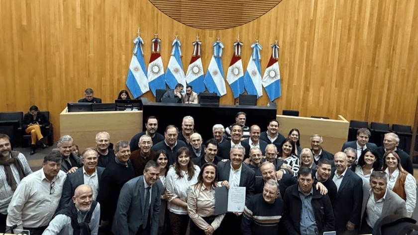 Córdoba aprueba nueva ley de caminos rurales: Llaryora destacó el rol estratégico de la infraestructura agropecuaria