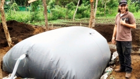 El invento que permite a cientos de ganaderos obtener biogás de residuos animales
