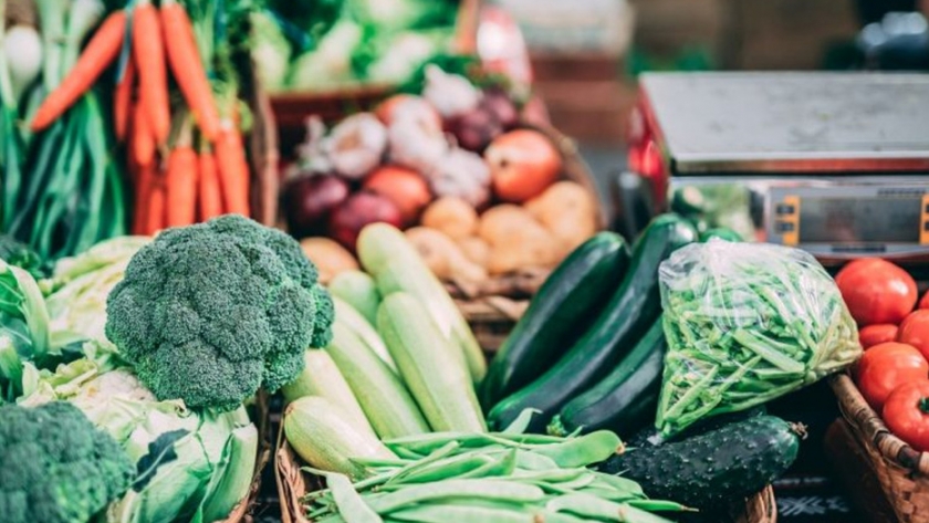 Dos estudios hallan microplásticos en las frutas y verduras que comemos