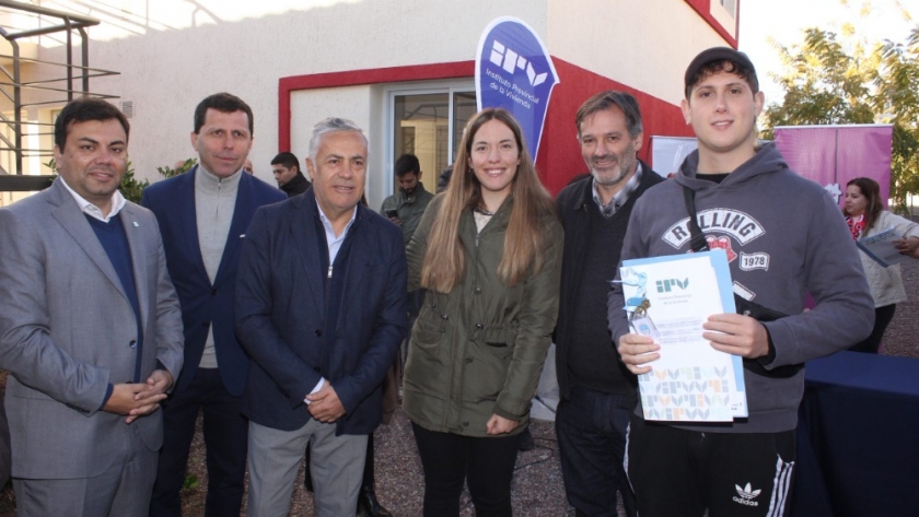 Cornejo entregó 21 viviendas en Las Heras para profesionales de la Salud nucleados en Ampros
