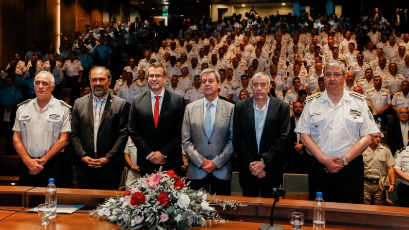Distinción a agentes de Policía y entrega de diplomas a los egresados de la diplomatura de posgrado en Políticas de Seguridad