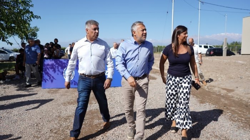 Cornejo entregó 43 viviendas en Tupungato