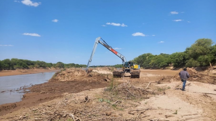 Recursos Hídricos realiza tareas de defensa en el río Pilcomayo