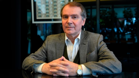 Duplicar reservas o ceder ante la presión: la advertencia de un economista sobre el futuro del dólar