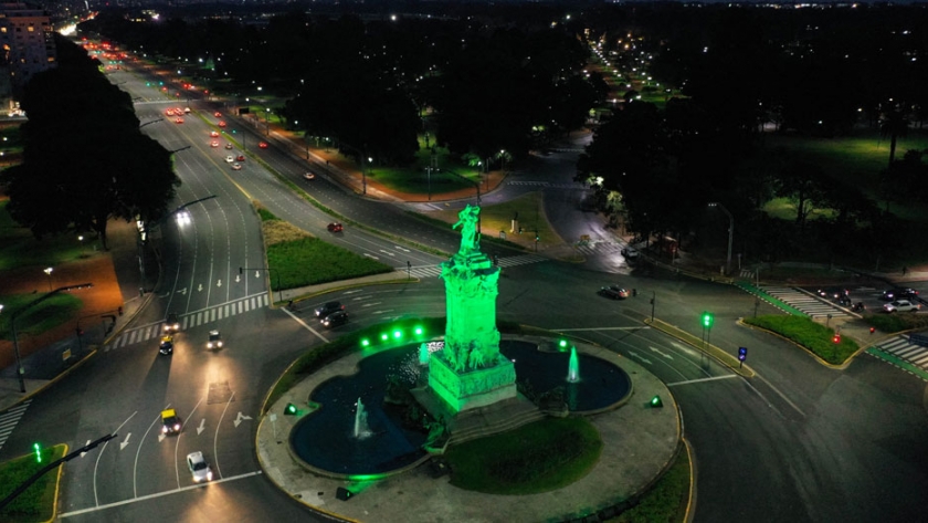 Se iluminaron monumentos de verde para concientizar sobre el cuidado del ambiente