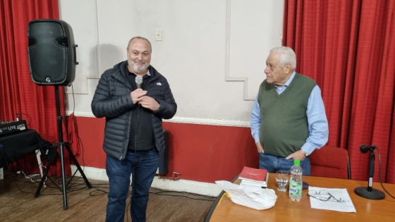 El escritor Carlos Alberto Elbert pasó por Rojas y presentó sus obras