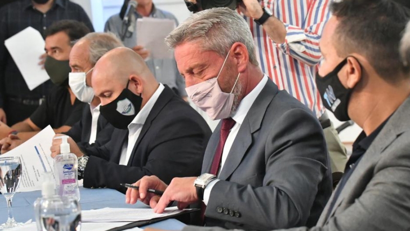 Arcioni firmó contratos para la construcción de viviendas en Trelew y Puerto Madryn