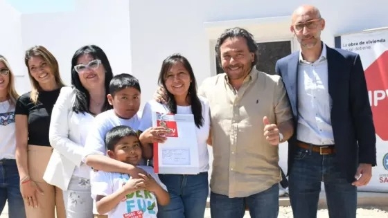 Sáenz entregó 47 viviendas en Cafayate y superó las 4.250 familias propietarias en su gestión