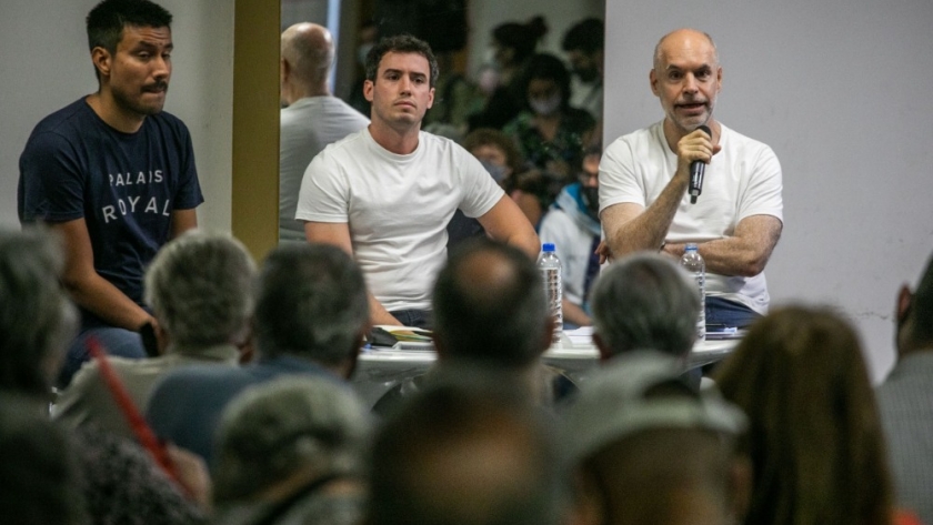 Rodríguez Larreta se reunió con 120 porteños del barrio de Flores en sus características reuniones de vecinos