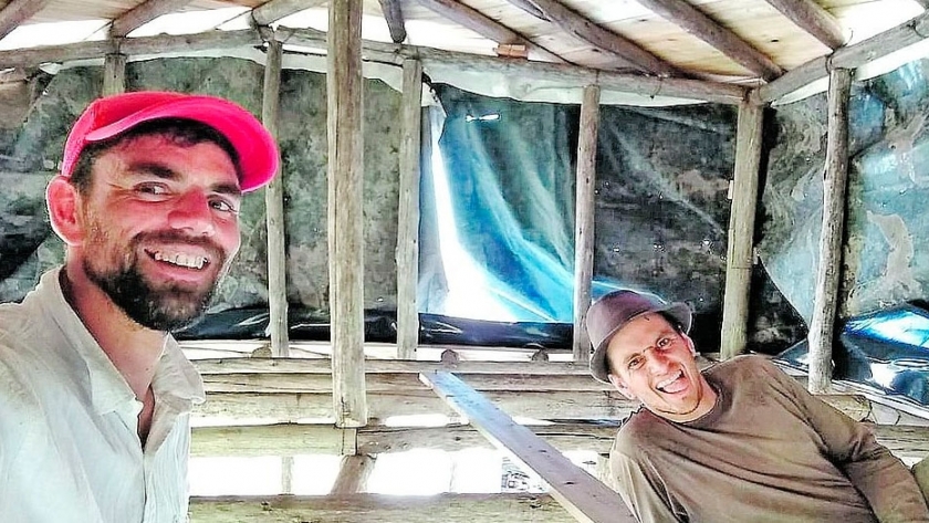 Con piedras, madera y botellas, se construye la primera bio casa de Chajarí