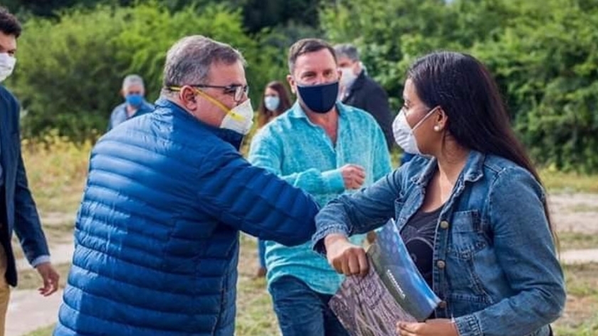 Raúl entrega viviendas en Valle Viejo