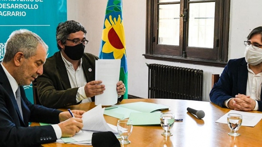 Ministros Alak y Rodríguez firmaron un convenio para facilitar derechos en el sector agrario
