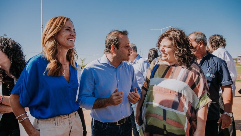 El Gobernador ,junto a las ministras Vizzotti y Tolosa Paz, encabezó una entrega de ambulancias  y elementos para el sector de la salud .