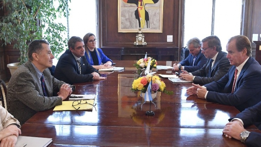 Bordet propuso restablecer la exportación avícola por regiones ante autoridades de Estados Unidos