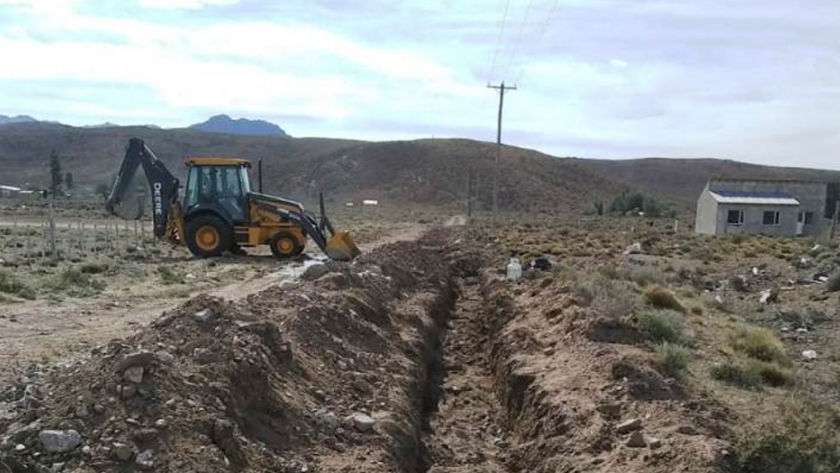 El Ministerio de Infraestructura, Energía y Planificación de la provincia extiende la red de agua en Gastre 