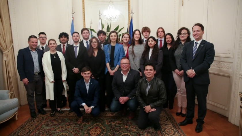 Embajadas de Polonia y Canadá en Buenos Aires impulsan debate sobre desinformación con estudiantes
