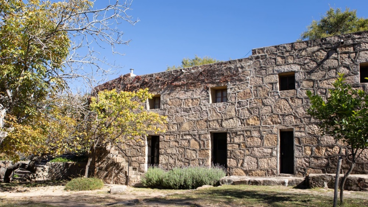 La estancia cordobesa que transformó una casa de piedra en un refugio serrano con historia