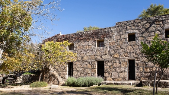 La estancia cordobesa que transformó una casa de piedra en un refugio serrano con historia