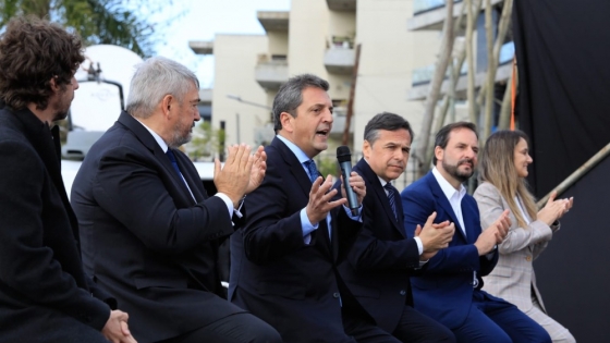 <El Ministro Giuliano, Sergio Massa y Malena Galmarini impulsan la tarjeta SUBE para el transporte fluvial en Tigre