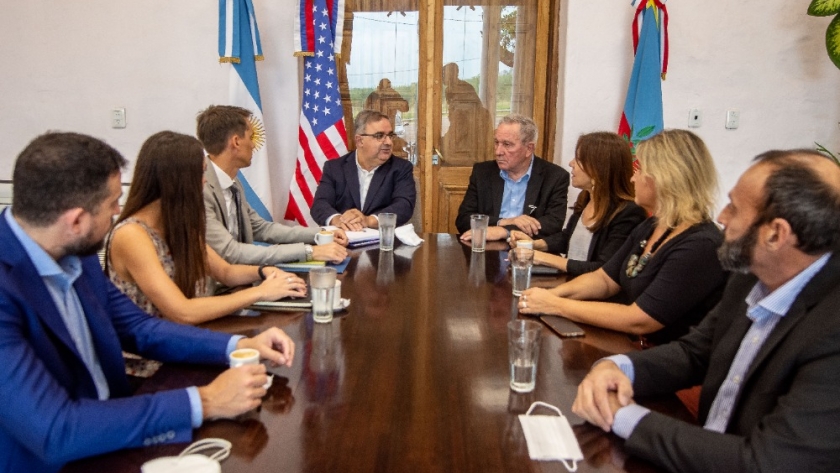 Raúl recibió a Oficial de la Embajada de EE.UU por agenda de trabajo sobre tecnología y comercio