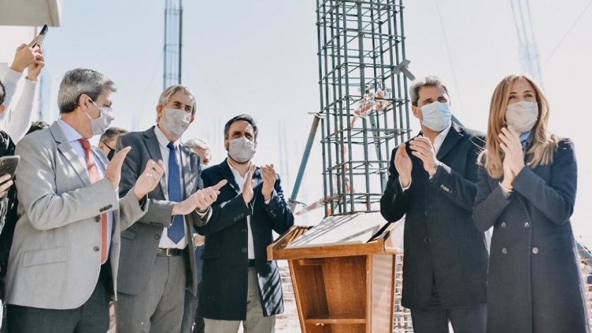 Con la presencia del ministro de Ambiente de la Nación, Uñac colocó la piedra basal de la futura fábrica de paneles solares