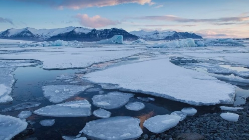 Crecen las grietas en la capa de hielo de Groenlandia: un fenómeno acelerado que alerta a los científicos