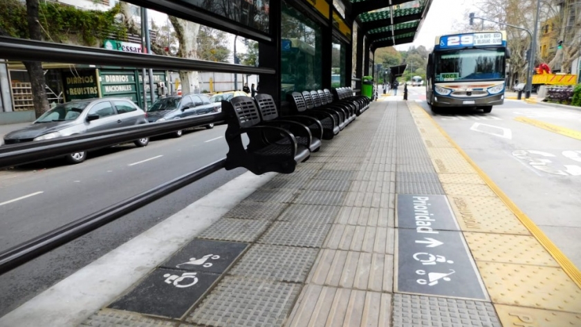 La Ciudad incorpora pictogramas en colectivos para mejorar la accesibilidad