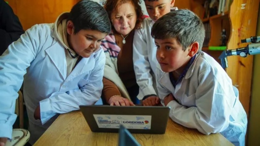 La provincia que inició un plan para instalar 861 antenas Starlink en escuelas rurales y entregó 3635 netbooks