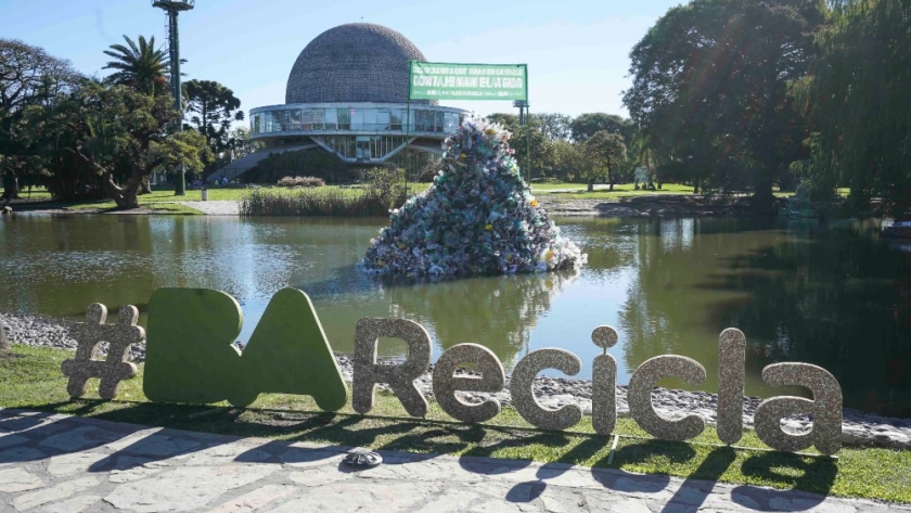 La Ciudad instaló una isla de plásticos para concientizar sobre los residuos