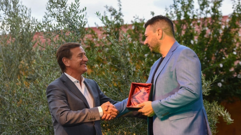 El Gobernador Rodolfo Suarez entregó una distinción a Olivícola Laur por alcanzar el primer puesto a escala mundial