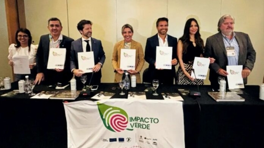 Lanzan el Corredor Ecoturístico Capricornio en la FIT 2024 con la firma de un acuerdo interprovincial