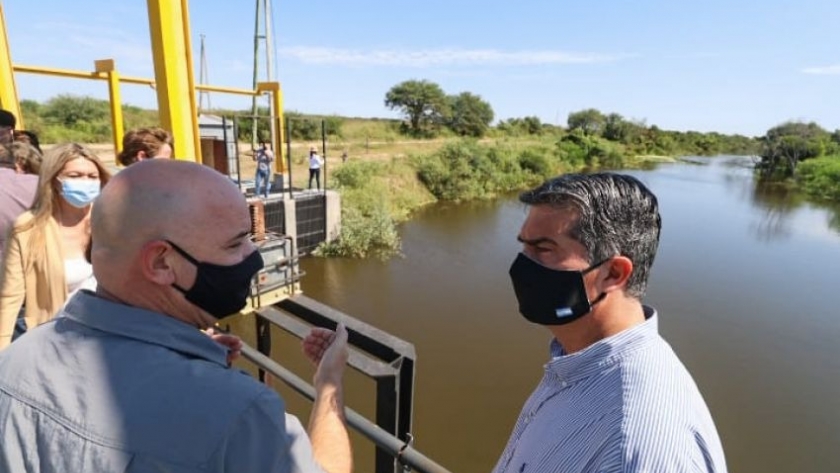 Capitanich recorrió estaciones de bombeo y diques de la cuenca Guaycurú-Iné, que benefician a 250 familias de productores rurales