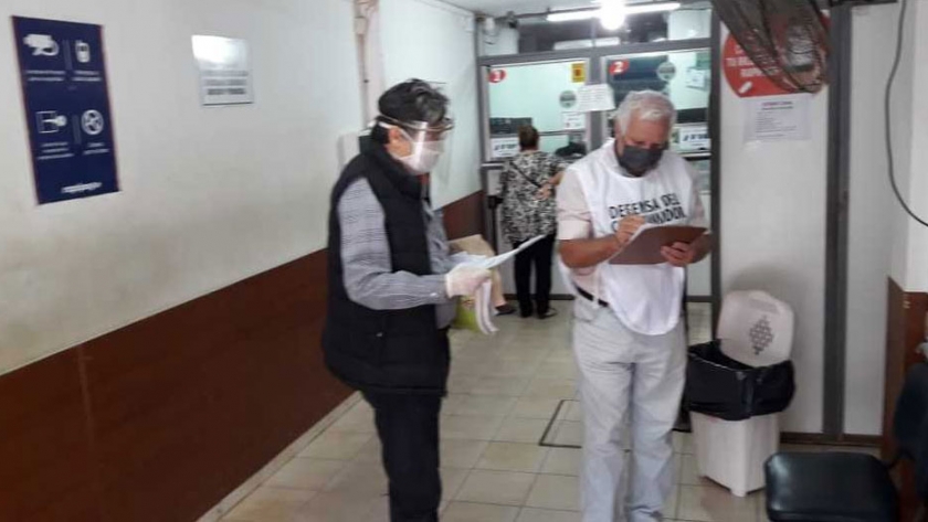 Prohíben a las empresas extrabancarias el cobro de plus o cargo por servicio